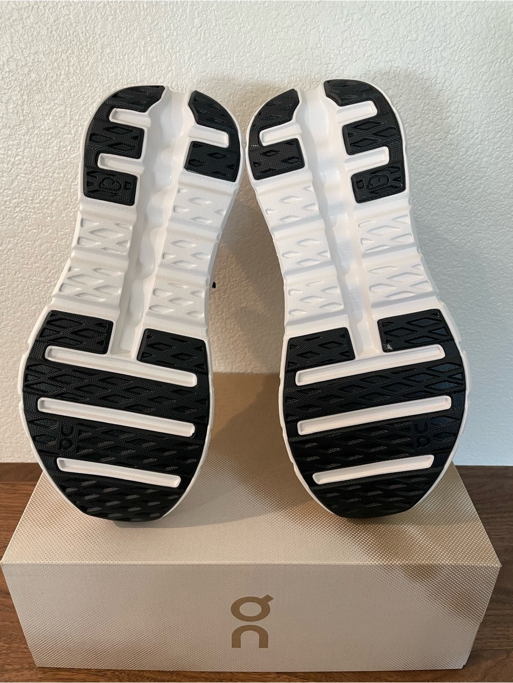 NWT Women's On “Cloudtilt” Size 7.5 - Picture 4 of 8